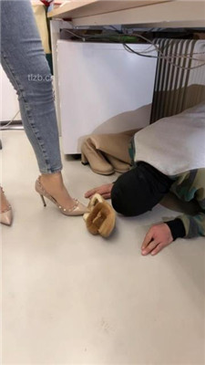 图片[18]_【喵主】桌底视角-胯下辱/铆钉高跟碾压踩/臭脚捂脸_HD绳艺资源