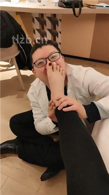 【清莹】深夜圈养狗恋足舔_HD绳艺资源
