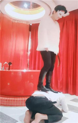 图片[19]_【伯爵】圈养犬化-高难度挑战蛇鞭/耳光/踢踹/清理靴子_HD绳艺资源