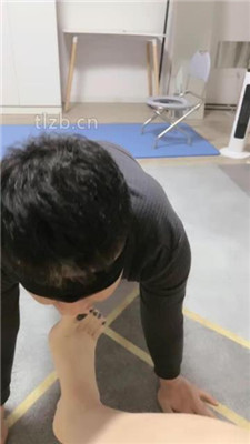 【若冰】仔细跪舔原味裸足脚趾_HD绳艺资源