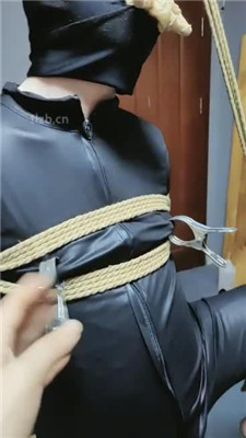 图片[3]_【东营天香百合】吊绑囚禁-丝袜塞嘴-人体鞋架_HD绳艺资源