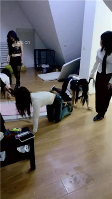 图片[2]_【女仆电】3女主VS3女慕-笼中圈养/遛狗钻胯/接吻口水_HD绳艺资源