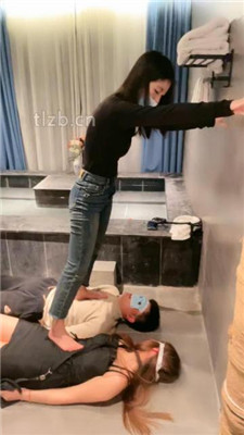 图片[12]_【小雅老师】情侣下跪做奴求虐-奴下奴舔脚-踩踏绳艺技巧【完整版】_HD绳艺资源