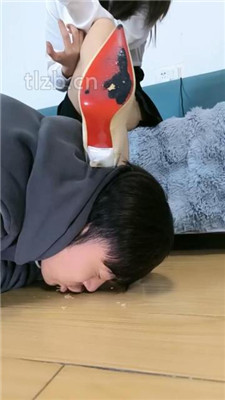 【梓S】圣水裸足踩踏喂食_HD绳艺资源