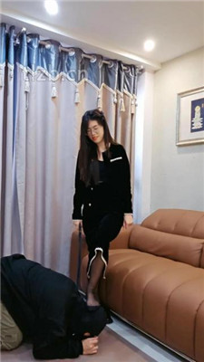 图片[4]_【嘉妮S】黑丝美腿虐-转胯/舔皮鞋/叼鞋闻鞋/吮吸脚趾_HD绳艺资源