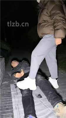 图片[10]_【冰爷】户外-骑马骑脖/运动鞋白袜踩踏_HD绳艺资源