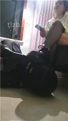 图片[5]_【文文文】双素人S-脚下脏鞋臭脚踩地毯狗【三视角版】_HD绳艺资源