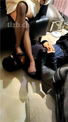 图片[8]_【文文文】双素人S-脚下脏鞋臭脚踩地毯狗【三视角版】_HD绳艺资源