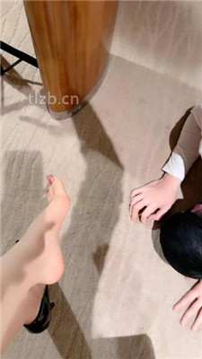 图片[9]_【妆主大大】高跟碾压踩狗头/近距离闻舔臭脚_HD绳艺资源