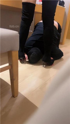 图片[2]_【喵主】长靴高跟踩狗爪/狗链遛狗/舔脏鞋棉袜_HD绳艺资源