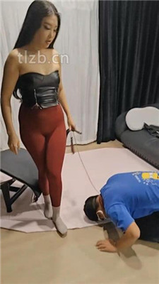 图片[12]_【猫爷】楼梯间遛狗爬行/长靴踩/喂圣水/闻腋下/脚插嘴_HD绳艺资源