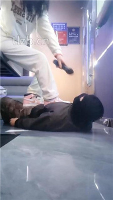 图片[2]_【小琪】KTV-运动鞋踩地毯/脚下舔脏鞋_HD绳艺资源