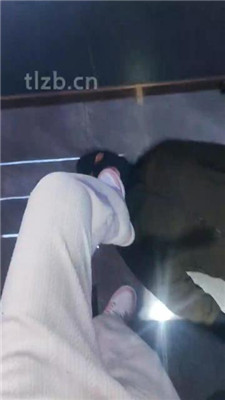 图片[4]_【小琪】KTV-运动鞋踩地毯/脚下舔脏鞋_HD绳艺资源