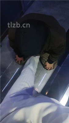 图片[6]_【小琪】KTV-运动鞋踩地毯/脚下舔脏鞋_HD绳艺资源