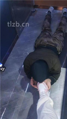 图片[7]_【小琪】KTV-运动鞋踩地毯/脚下舔脏鞋_HD绳艺资源