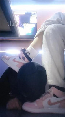 图片[10]_【小琪】KTV-运动鞋踩地毯/脚下舔脏鞋_HD绳艺资源