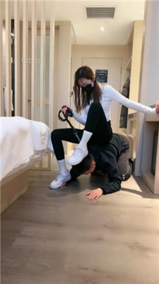 图片[2]_【酒鸽】小白鞋白袜踩狗爪/骑马转胯/狂吸白袜脚/吃袜_HD绳艺资源