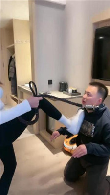 图片[11]_【酒鸽】小白鞋白袜踩狗爪/骑马转胯/狂吸白袜脚/吃袜_HD绳艺资源