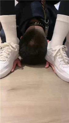 图片[13]_【酒鸽】小白鞋白袜踩狗爪/骑马转胯/狂吸白袜脚/吃袜_HD绳艺资源