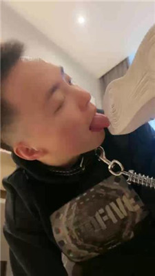 图片[17]_【酒鸽】小白鞋白袜踩狗爪/骑马转胯/狂吸白袜脚/吃袜_HD绳艺资源