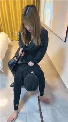 图片[7]_【戚戚情侣】狗舌头清理长靴/狗链拴狗/黑丝裸足狂舔_HD绳艺资源