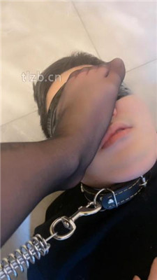 图片[17]_【戚戚情侣】狗舌头清理长靴/狗链拴狗/黑丝裸足狂舔_HD绳艺资源