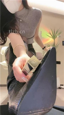 【禾未】模特S-长靴黑丝美腿踩地毯_HD绳艺资源