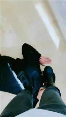 图片[2]_【酒精泡芙】桌底视角-长靴踩地毯/舔酸奶脏靴子/骑马_HD绳艺资源