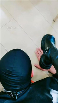 图片[3]_【酒精泡芙】桌底视角-长靴踩地毯/舔酸奶脏靴子/骑马_HD绳艺资源