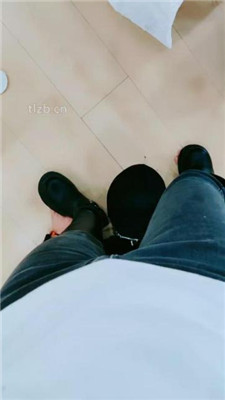 图片[4]_【酒精泡芙】桌底视角-长靴踩地毯/舔酸奶脏靴子/骑马_HD绳艺资源