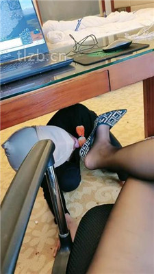 图片[3]_【诗恩大大】桌底视角-下贱员工黑丝高跟喂食_HD绳艺资源