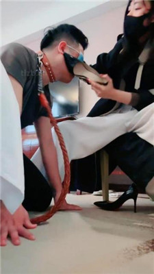 图片[12]_【紫琳】转胯爬行/sp/肉丝高跟舔/揪耳朵/人肉座椅/鞋跟插嘴_HD绳艺资源