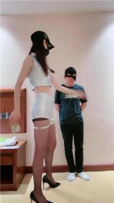 【美娜格格】车模S-身高差-揪耳朵/耳光/黑丝高跟踢踹_HD绳艺资源