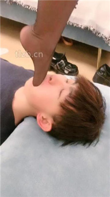 图片[12]_【啡啡】双S-跪舔皮鞋黑丝/狂吸脚趾/脚插嘴/转胯/臭脚捂脸_HD绳艺资源