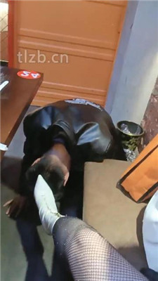 图片[3]_【乐爷】双奴-桌底视角-短靴网袜踩踏喂食_HD绳艺资源