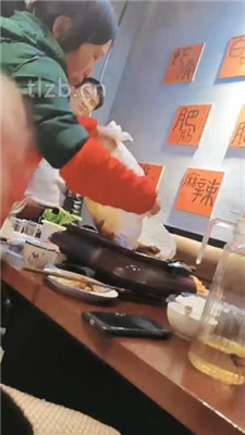 图片[7]_【乐爷】双奴-桌底视角-短靴网袜踩踏喂食_HD绳艺资源