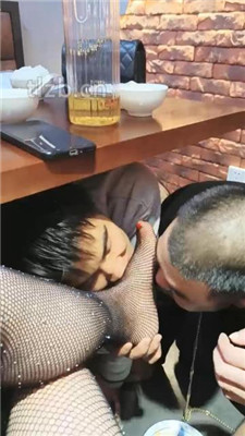 图片[10]_【乐爷】双奴-桌底视角-短靴网袜踩踏喂食_HD绳艺资源