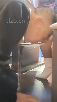 图片[12]_【乐爷】双奴-桌底视角-短靴网袜踩踏喂食_HD绳艺资源