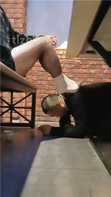 图片[14]_【乐爷】双奴-桌底视角-短靴网袜踩踏喂食_HD绳艺资源