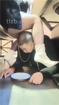 图片[15]_【乐爷】双奴-桌底视角-短靴网袜踩踏喂食_HD绳艺资源