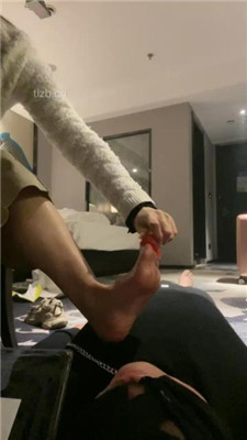 图片[18]_【芊芊】运动鞋白袜气味辱/踩踏/脚喂食/耳光/口水_HD绳艺资源