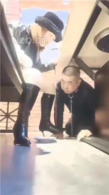 图片[5]_【乐爷】桌底下-长靴蹂躏地毯狗/踩踏喂食_HD绳艺资源