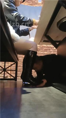 图片[6]_【乐爷】桌底下-长靴蹂躏地毯狗/踩踏喂食_HD绳艺资源