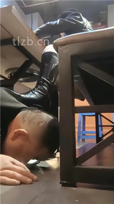 图片[7]_【乐爷】桌底下-长靴蹂躏地毯狗/踩踏喂食_HD绳艺资源