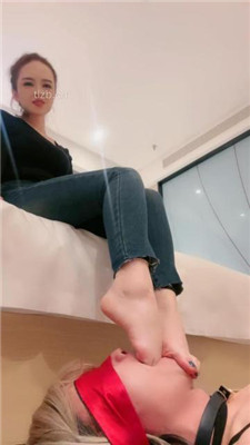 图片[13]_【沐阳大小姐】狠虐CD奴-转胯骑马爬行/打手掌/耳光/裸足狂舔_HD绳艺资源