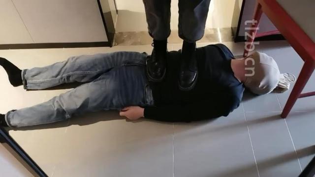 图片[2]_【Welldoer】头顶鞋子/长靴白袜各种踩踏/清理脏鞋底_HD绳艺资源