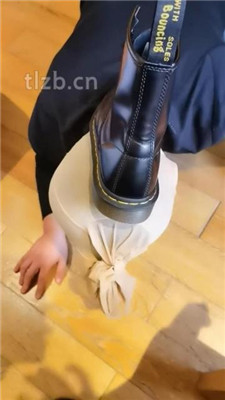 图片[15]_【Welldoer】头顶鞋子/长靴白袜各种踩踏/清理脏鞋底_HD绳艺资源