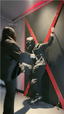 图片[2]_【黑兔】严刑逼供教训犯人-舔脏老爹鞋/吊绑虐打/狗链遛狗_HD绳艺资源