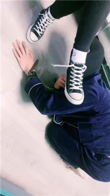 图片[4]_【大小姐】跪舔高帮帆布鞋白袜/训练/手铐绳艺技巧_HD绳艺资源