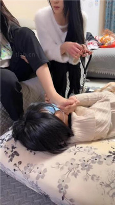 图片[2]_【精神小妹】双S-母畜-闻舔白袜裸足/喂漱口水_HD绳艺资源